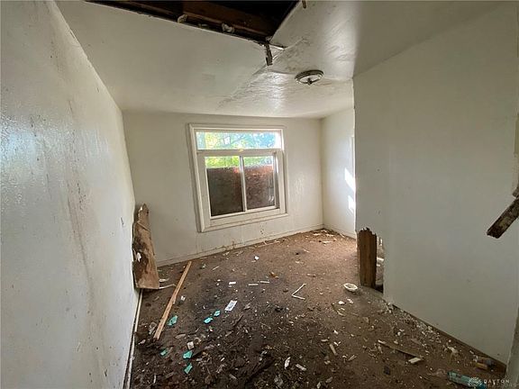 5th image of 2218 Oakridge Dr