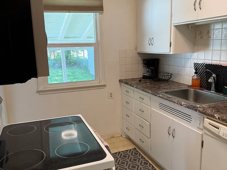 1415 E Thurston Ave — Photo 5