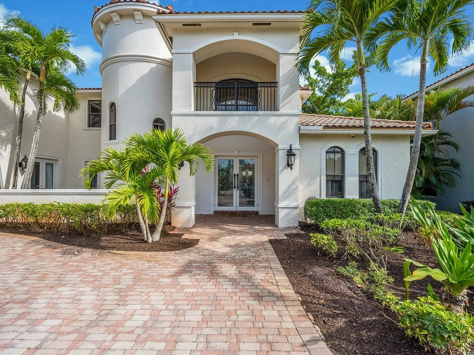 5 bed, 4.5 bath, 4680 sqft, $11,000 — Photo 3
