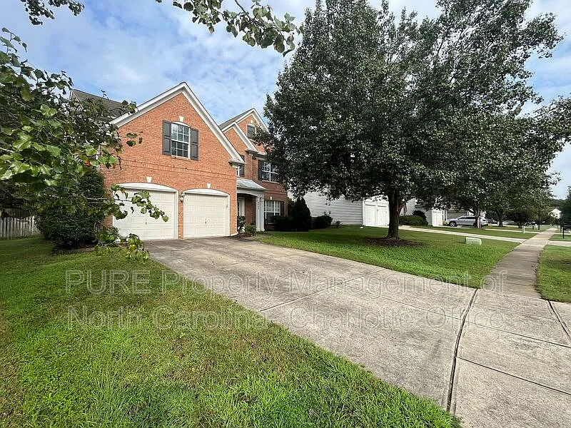 3 bed, 2.5 bath, 2390 sqft, $2,699 — Photo 2
