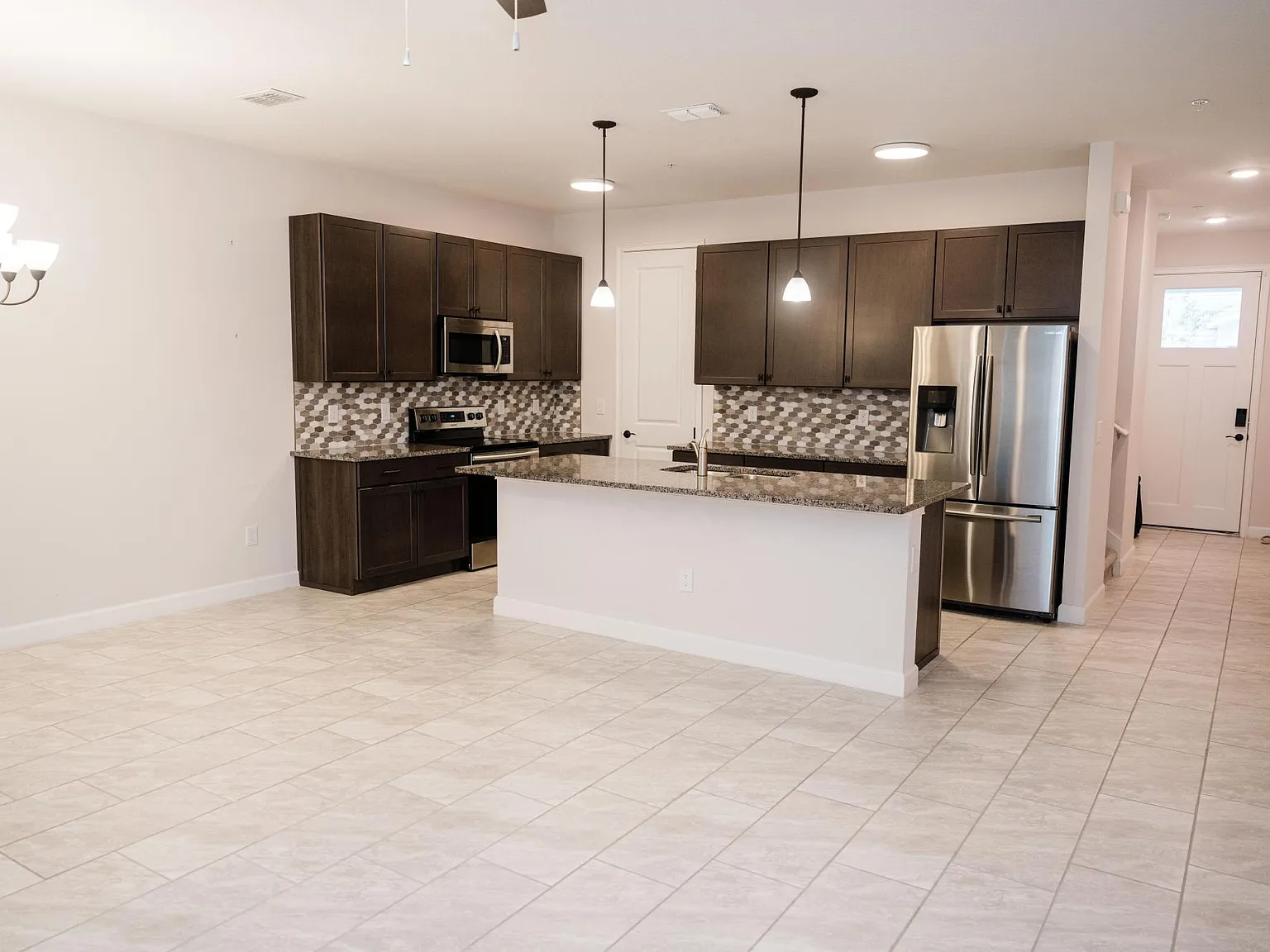 3 bed, 2322 sqft, $3,300 — Photo 2