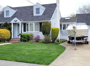 69 S Crescent Dr, Farmingdale, NY 11735
