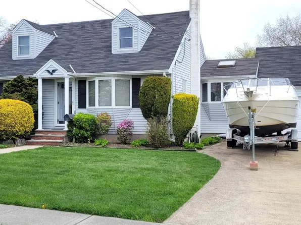 69 S Crescent Drive, Farmingdale, NY 11735