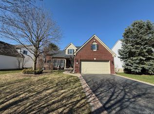 270 Franklin Lake Cir, Oxford, MI 48371