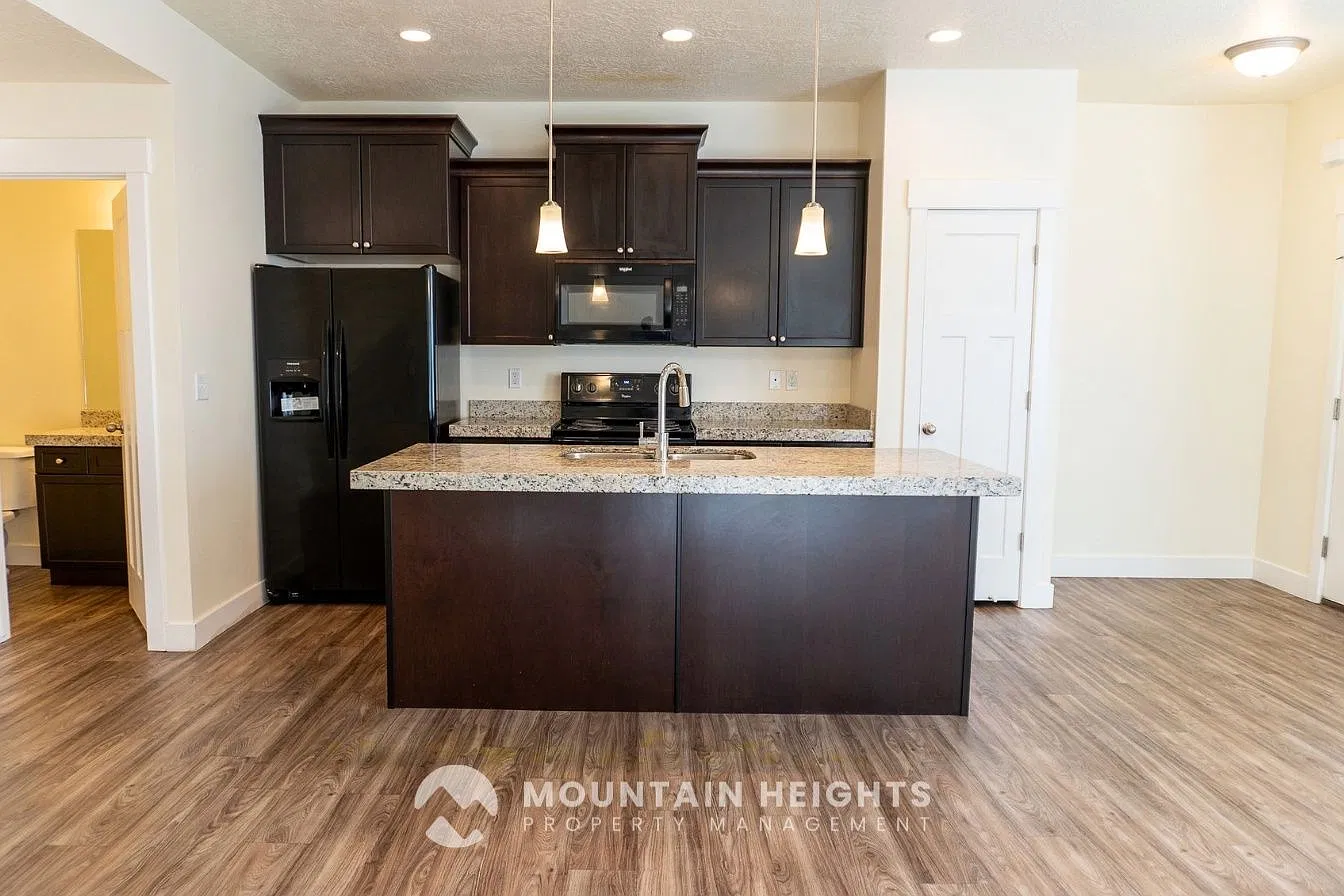 4 bed, 3.5 bath, 2240 sqft, $2,600 — Photo 3