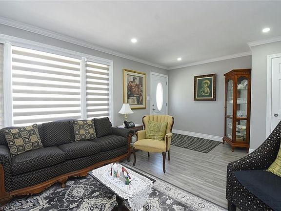 4th image of 185 Rosslyn Ave N