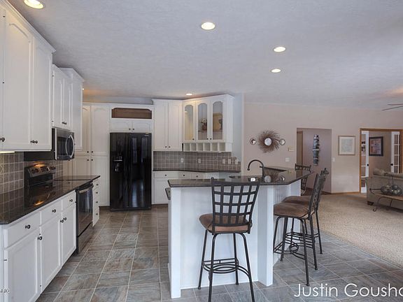2nd image of 5046 Glen Oaks Dr NE