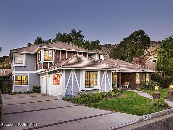 2nd image of 2211 Meadowbrook Ln