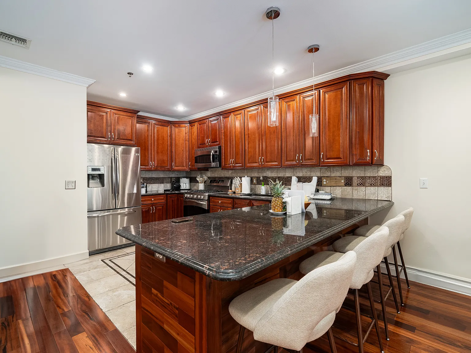 3 bed, $6,200 — Photo 2