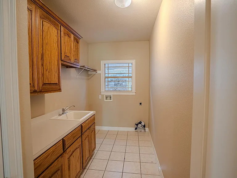 218 Hazeltine Dr — Photo 22