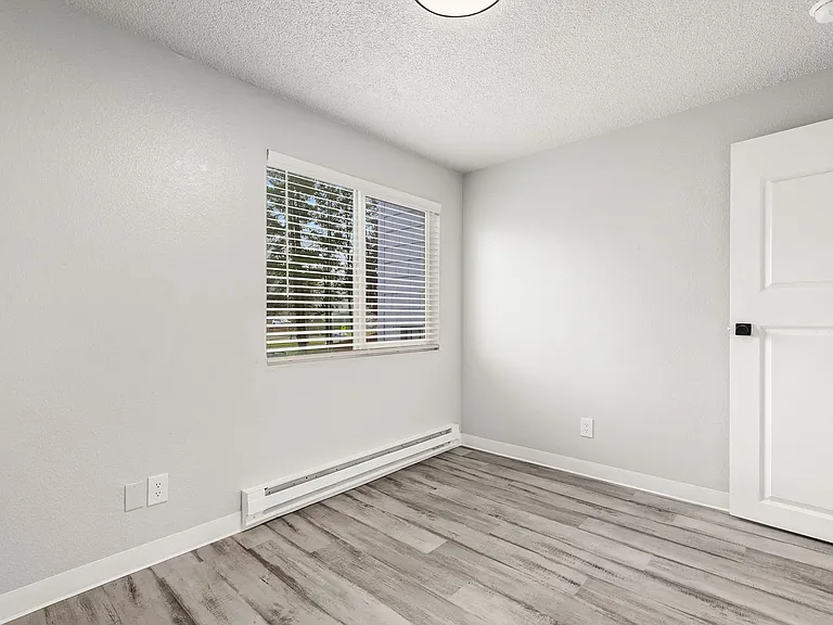 2550 N Vassault St — Photo 39