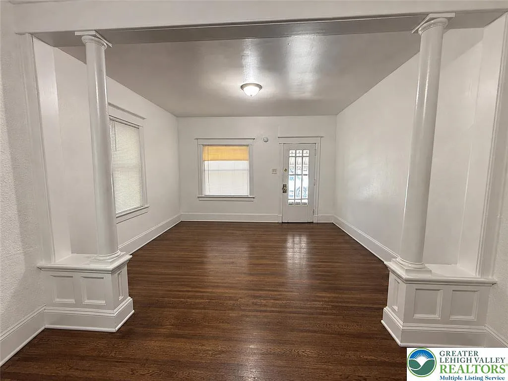 3 bed, 1.0 bath, 1250 sqft, $1,595 — Photo 3