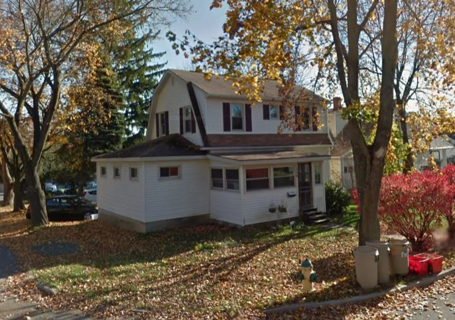 3-Bedroom House with Free Parking and On-site Washer/Dryer — Photo 2
