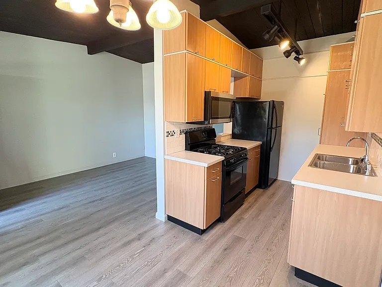 7559 Whitsett Ave — Photo 1