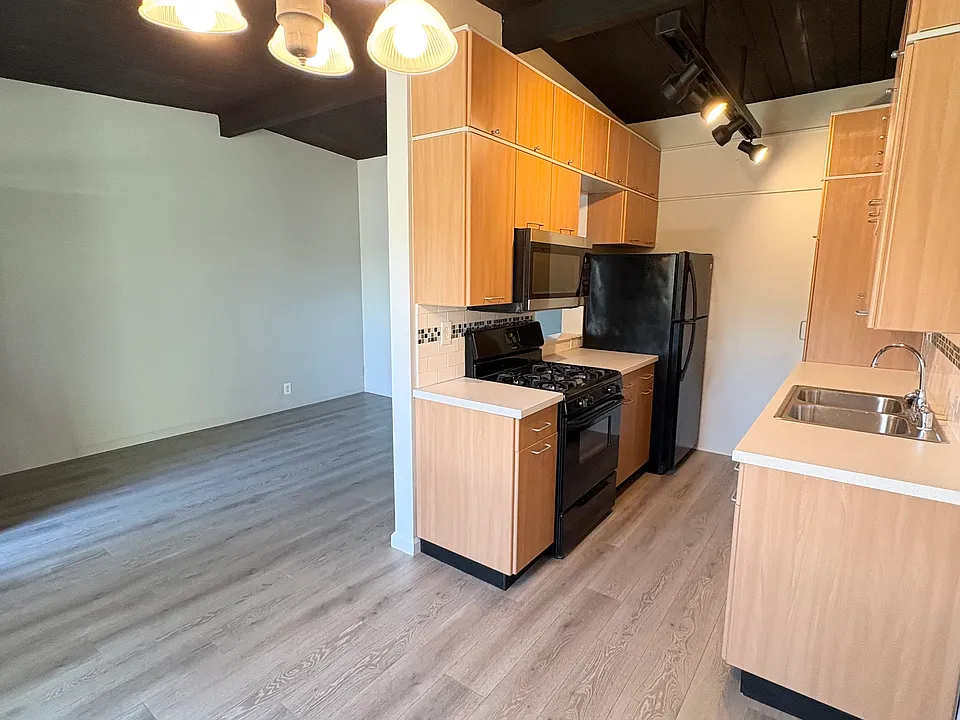 7559 Whitsett Ave