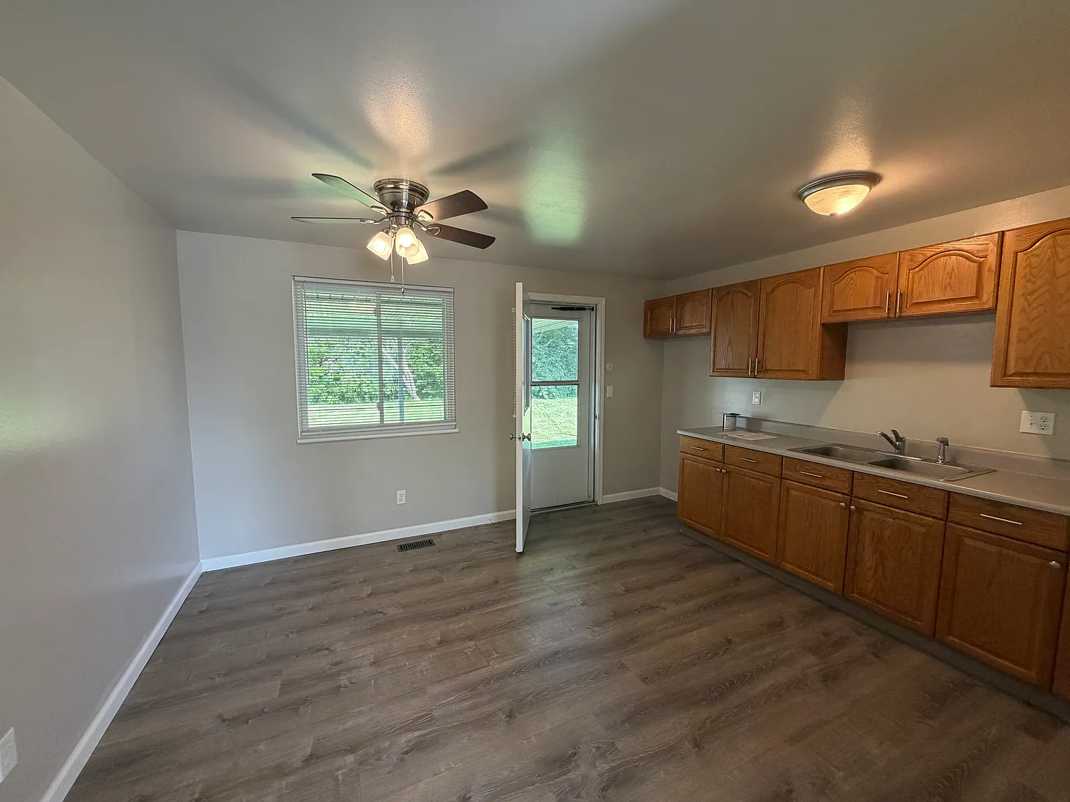 3 bed, 999 sqft, $1,600 — Photo 4
