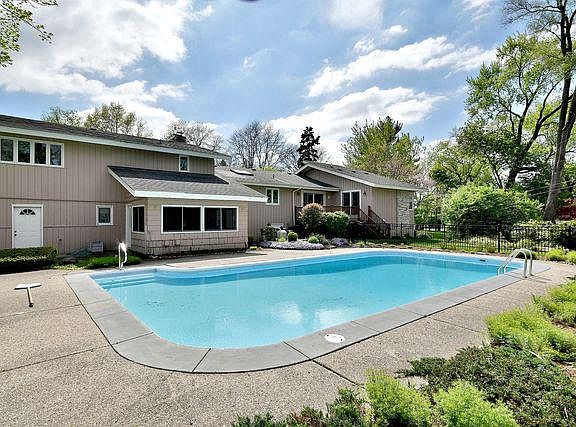 3rd image of 22W422 Elmwood Dr