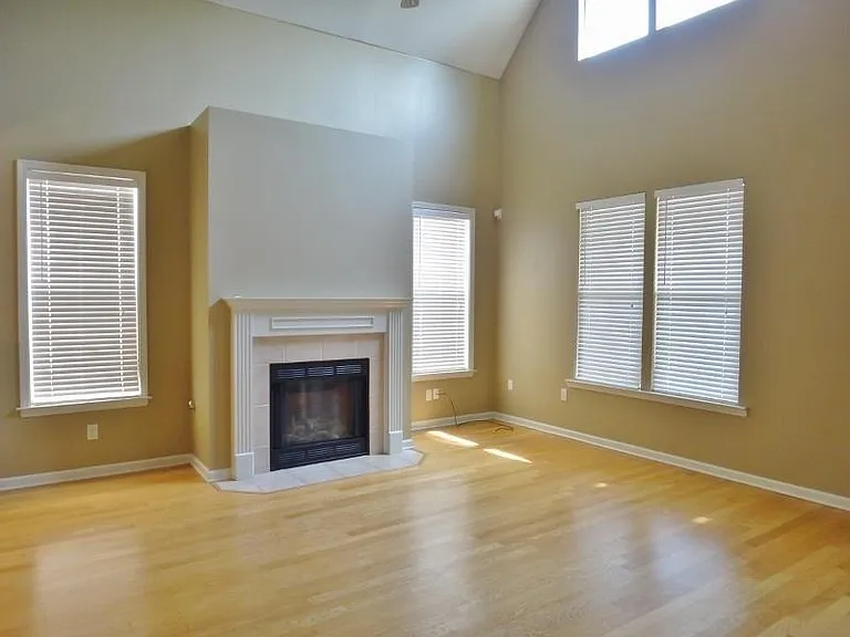 1327 Harbor Park Dr — Photo 4