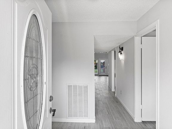 3rd image of 1928 Clipper Ct