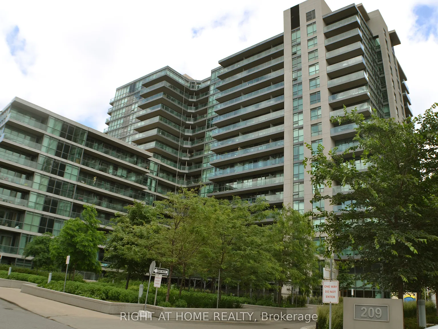 209 Fort York Blvd — Photo 1