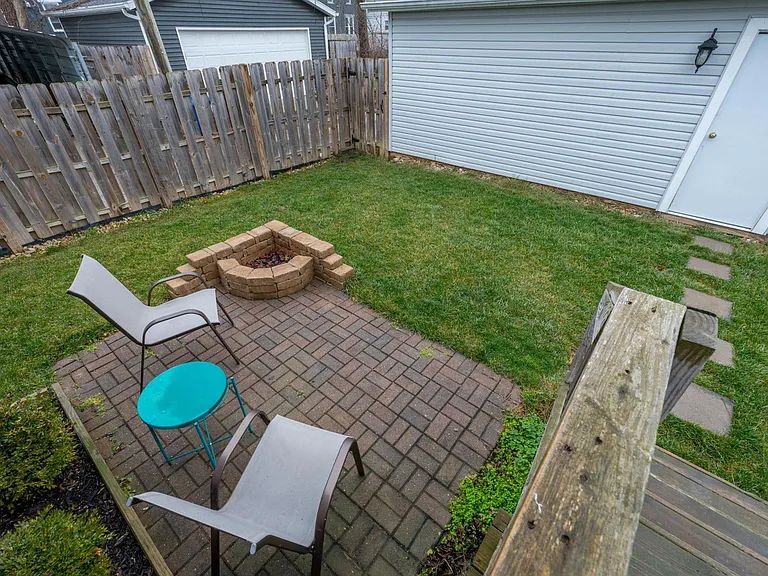 1074 E Columbus St — Photo 31