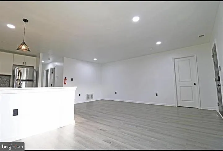 2 bed, 1.0 bath, 2016 sqft, $1,875 — Photo 3