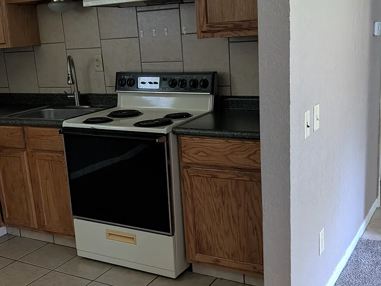 508 W Conyers Ave — Photo 3