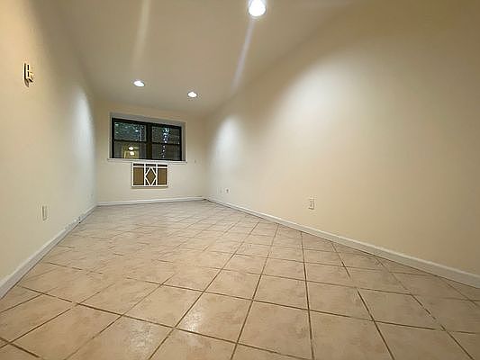 5th image of 330 E 77th St #D1