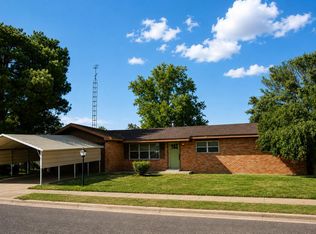 1005 NE 1st St, Earth, TX 79031