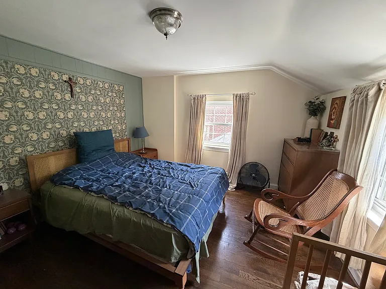 Upstairs large bedroom.
