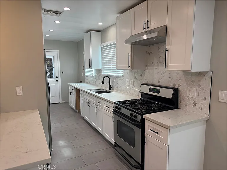 7358 Riverton Ave — Photo 11