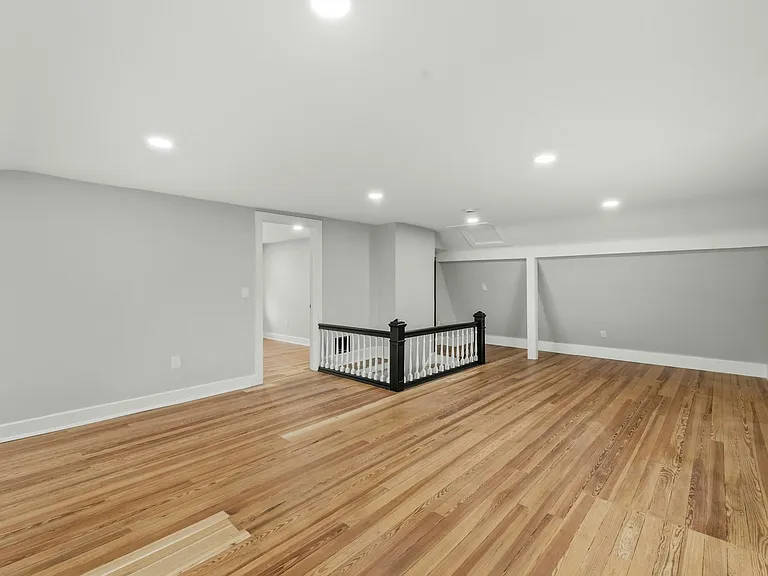 2978 Wardall Ave — Photo 11