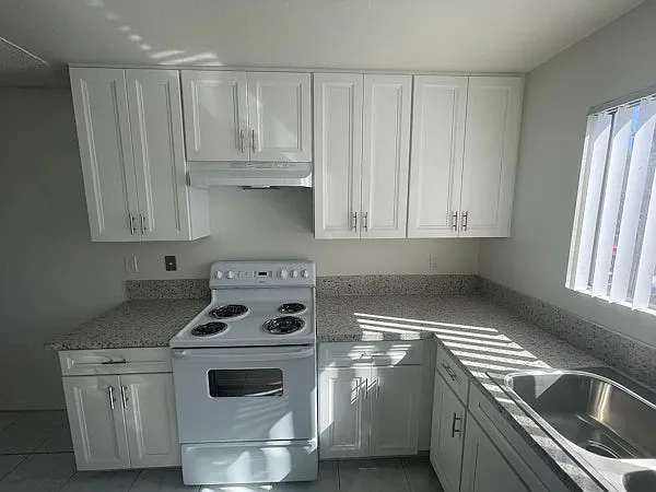351 S Lincoln Ave — Photo 2