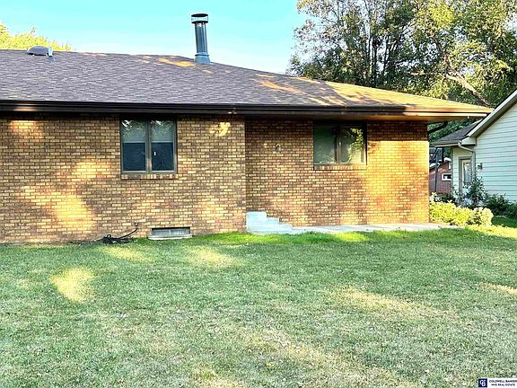 3rd image of 935 Cherry Ln