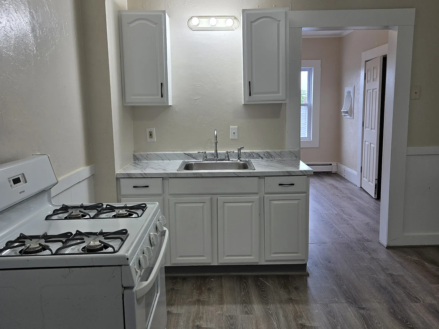 4 bed, 950 sqft, $2,100 — Photo 2