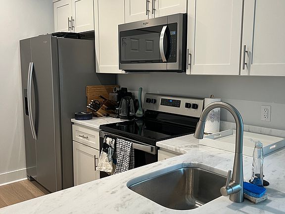 4th image of 2044 Arbutus Ave