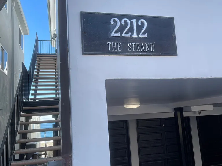 2212 The Strand #B — Photo 2