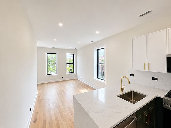 2nd image of 1416 N Maplewood Ave #4
