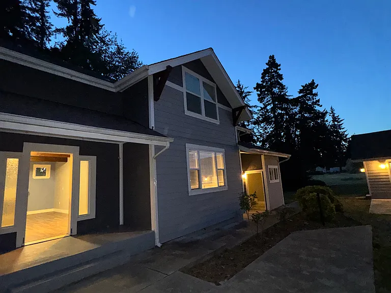 923 Military Rd E — Photo 3
