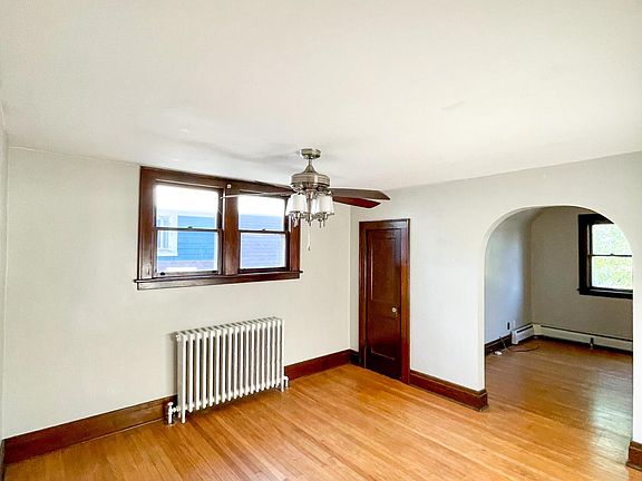 4th image of 359 Stillwell Ave