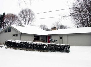 2339 Oakwood Dr SE, East Grand Rapids, MI 49506