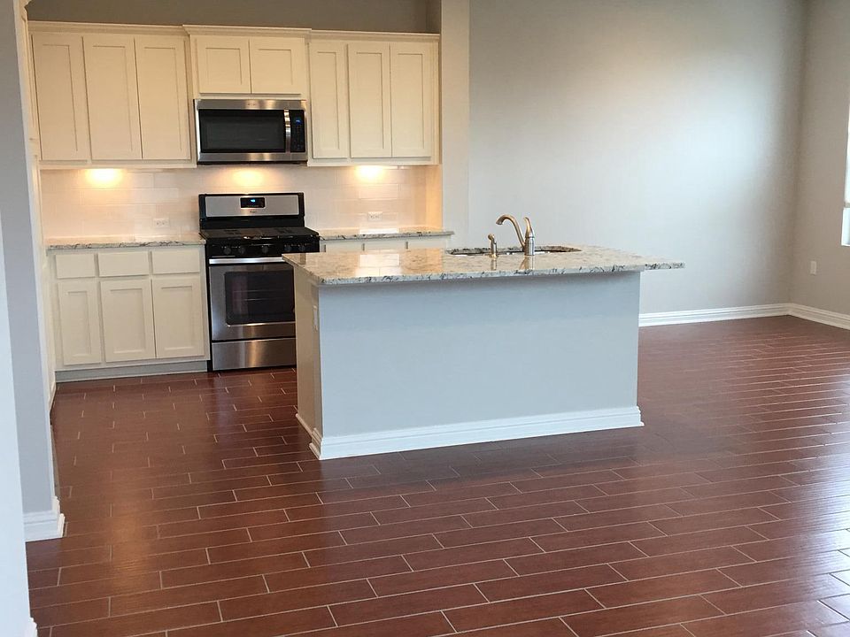 Living Room: 17' x 13'