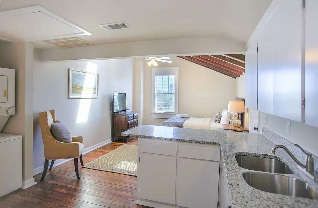 Studio, 450 sqft, $1,800 — Photo 3