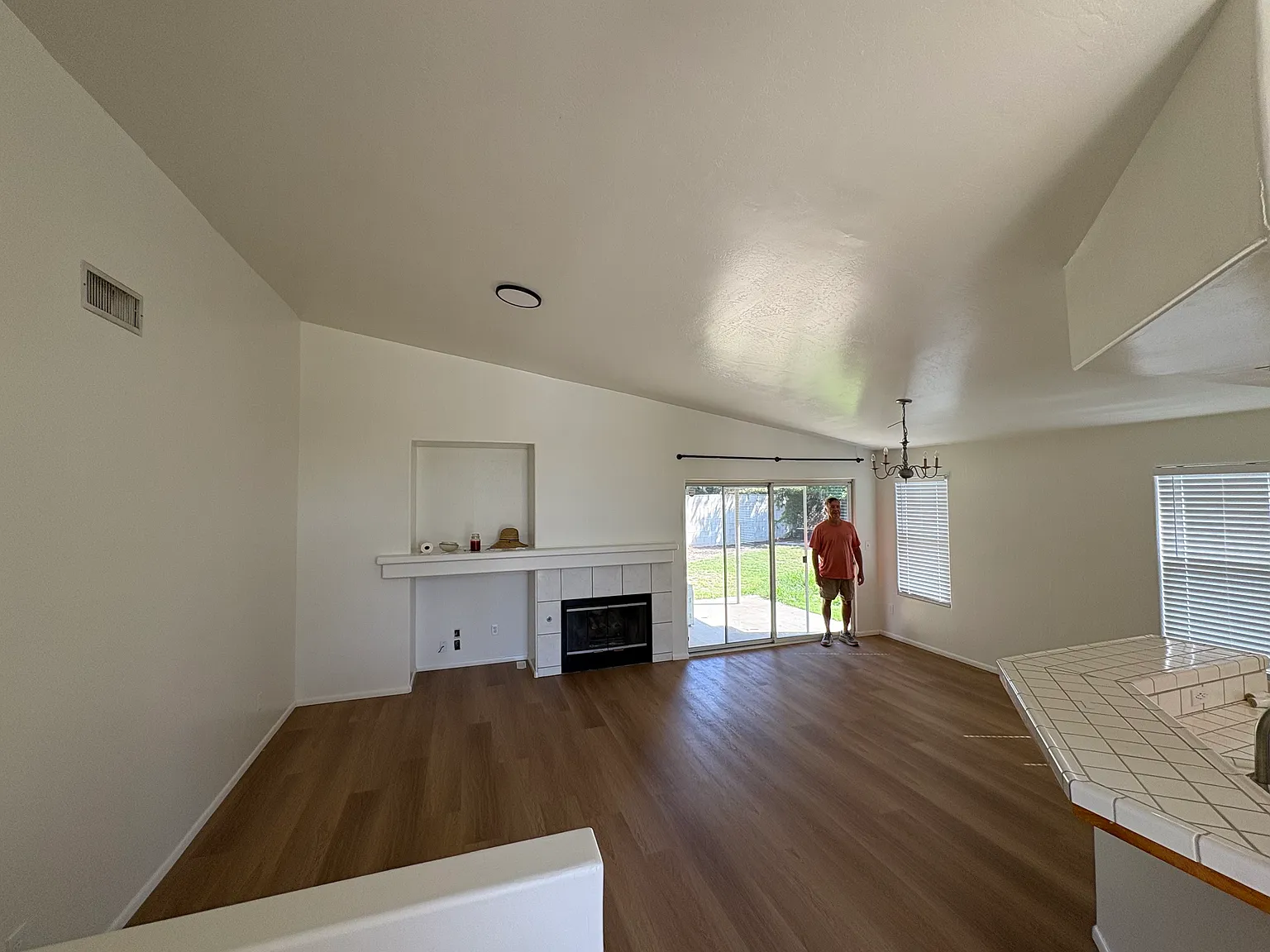 3 bed, 1385 sqft, $2,150 — Photo 3