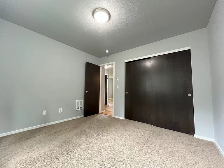 Charming SE Bungalow 3 Bed 2 Bathroom with Washer & Dryer — Photo 22
