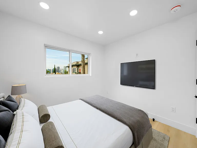 954 23rd St Apartments | Golden Hill Near Downtown & Balboa Park — Photo 6