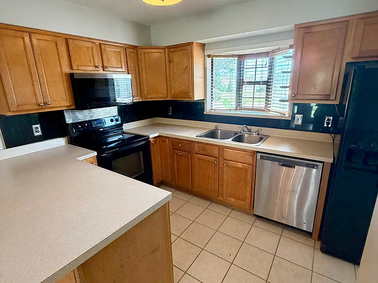248 Oxford Ct — Photo 6