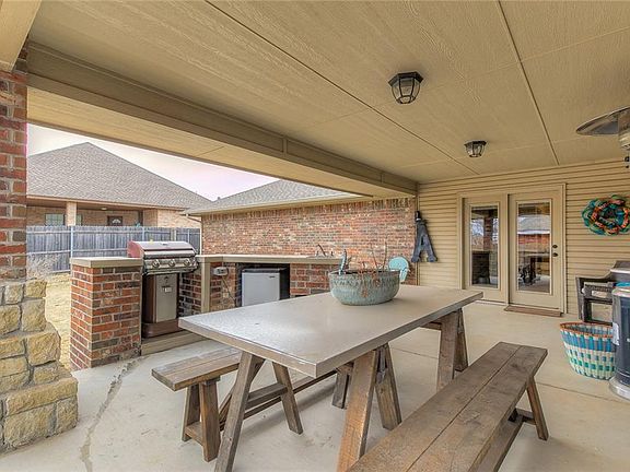 3rd image of 7721 Twin Oaks Dr