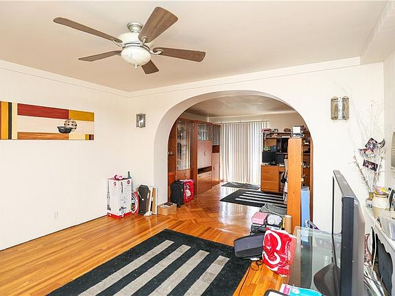 3rd image of 218 Avenue U