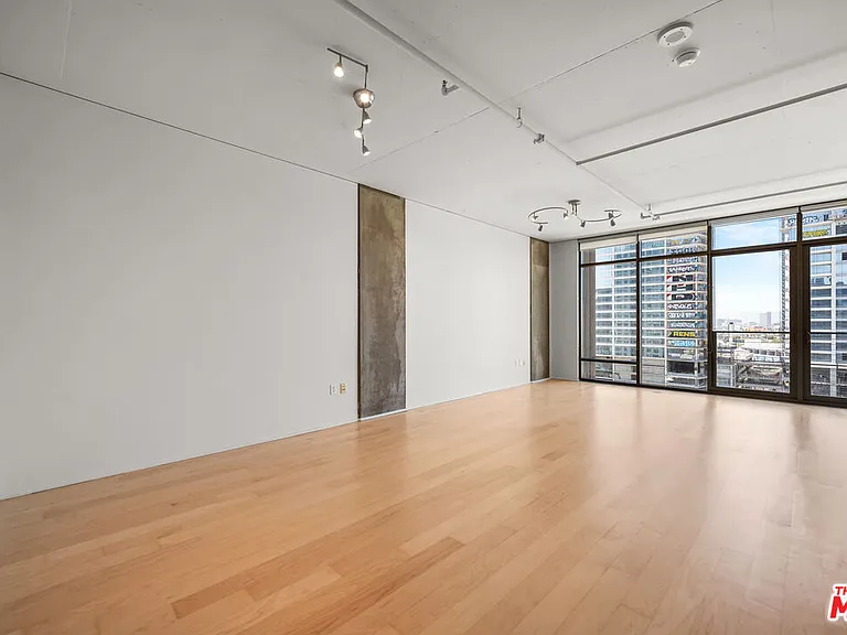 1100 S Hope St #1410 — Photo 33